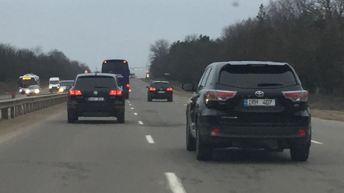 Autobuzul PDM este însoțit de mașini de pază, iar pe traseu sunt prezenți polițiști (FOTO)