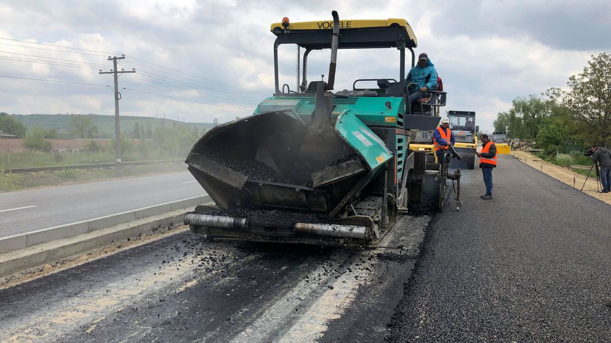Autoritățile anunță că repară un drum care trebuia dat în exploatare acum trei ani. Iată când va fi gata traseul Chișinău-Ungheni-Sculeni