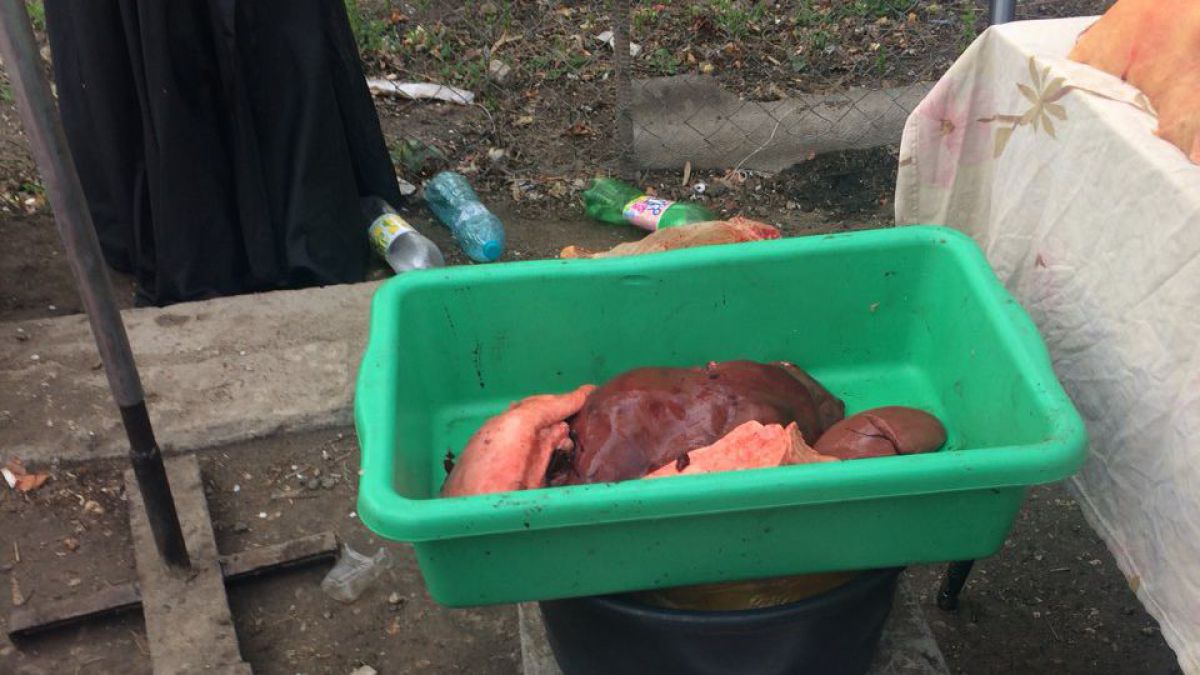 Bălți: Vindeau carne proaspătă chiar pe trotuar, la o piață improvizată. Ce încălcări au descoperit responsabilii de la ANSA (FOTO)