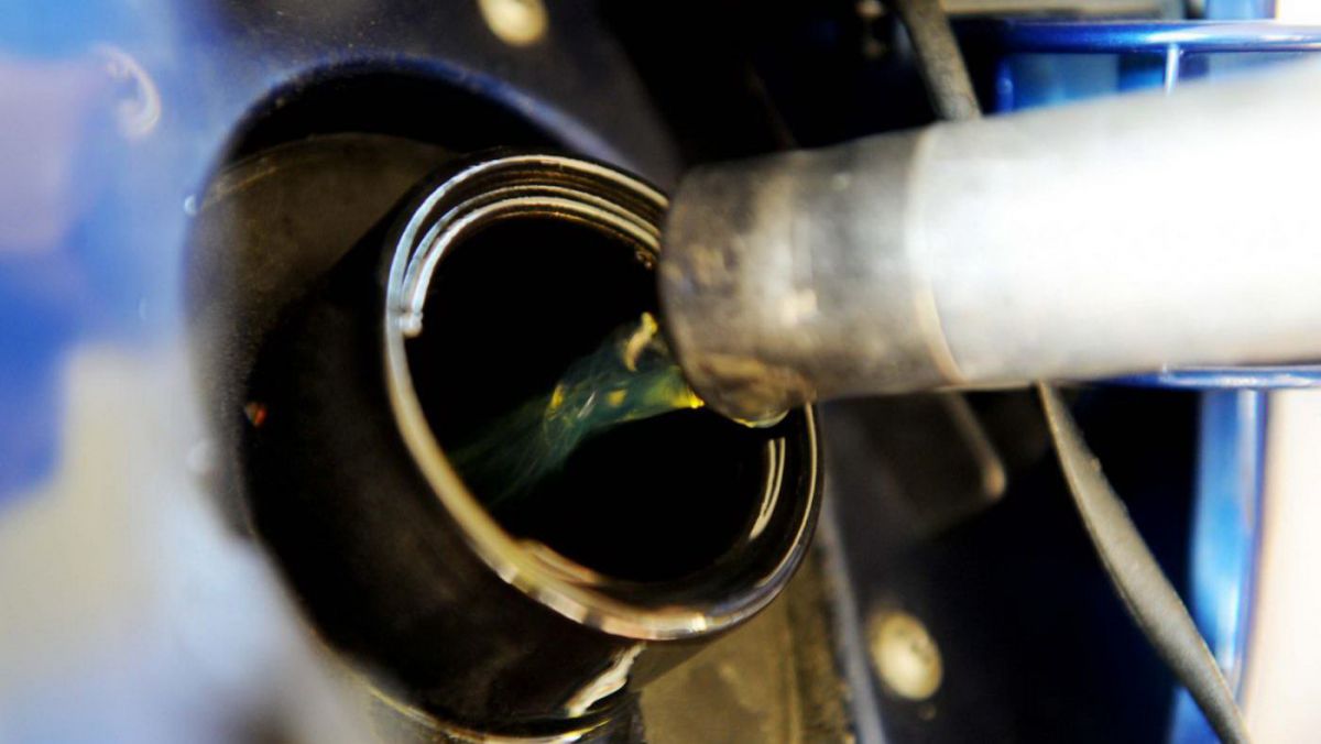 Benzina s-ar fi putut scumpi în urma unei înțelegeri de cartel, crede Consiliul Concurenței