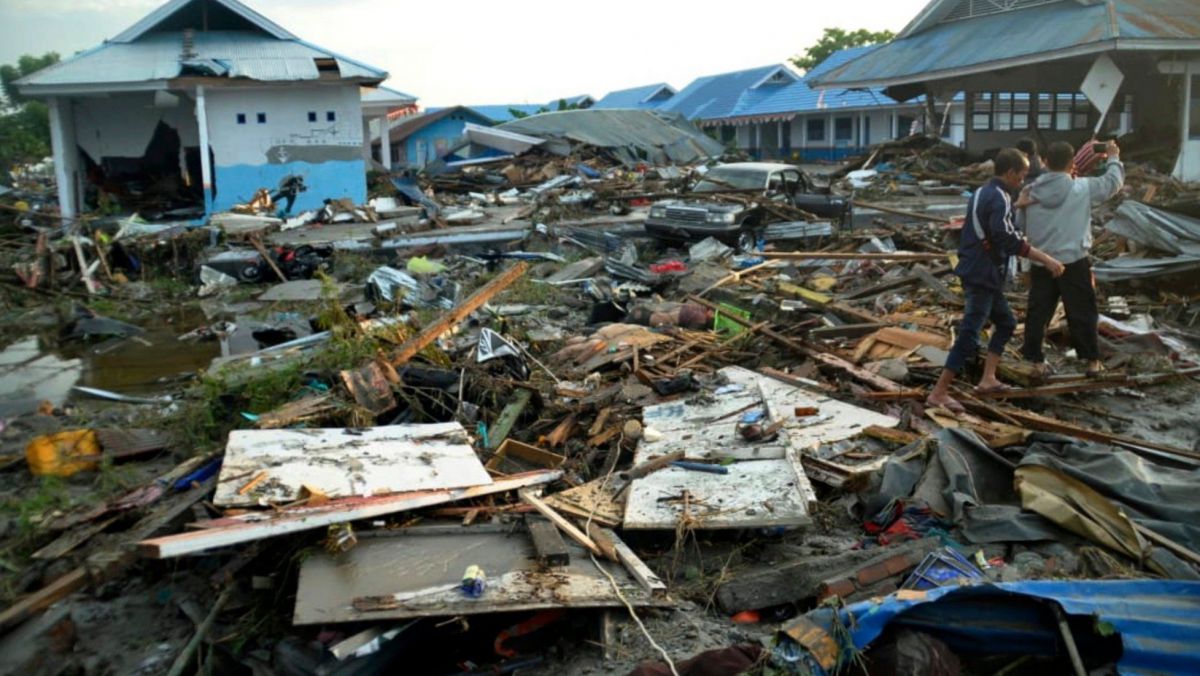Bilanțul crește dramatic în Indonezia. Ajutor umanitar, solicitat după seismul de 7,5 grade. Sunt căutați cu disperare supraviețuitori