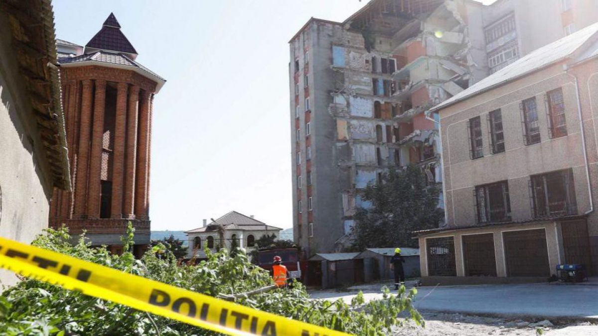 Blocul avariat de la Otaci a fost demolat. Salvatorii continuă să monitorizeze situația