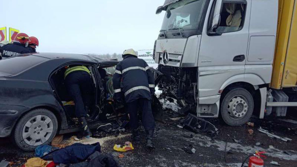 Brașov: O moldoveancă a murit, iar un moldovean a ajuns la spital după ce mașina pe care o conducea a intrat într-un TIR