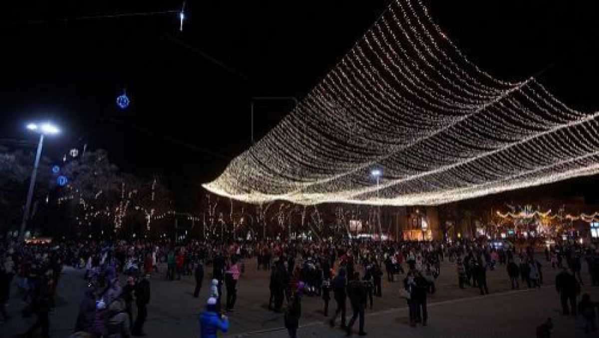 Bradul din capitală nu va fi decorat cu globuri. Ce alternative propun autoritățile și cât au costat elementele de decor