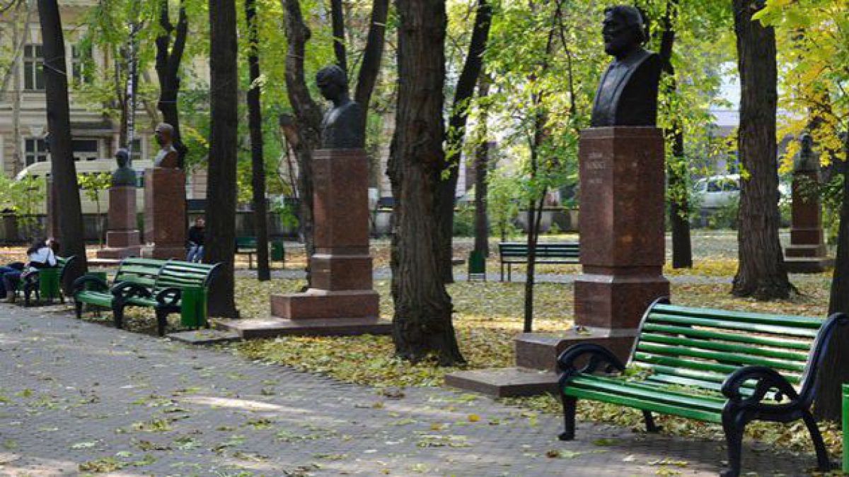 Bustul scriitorului Dumitru Matcovschi va fi inaugurat duminică, pe Aleea Clasicilor 