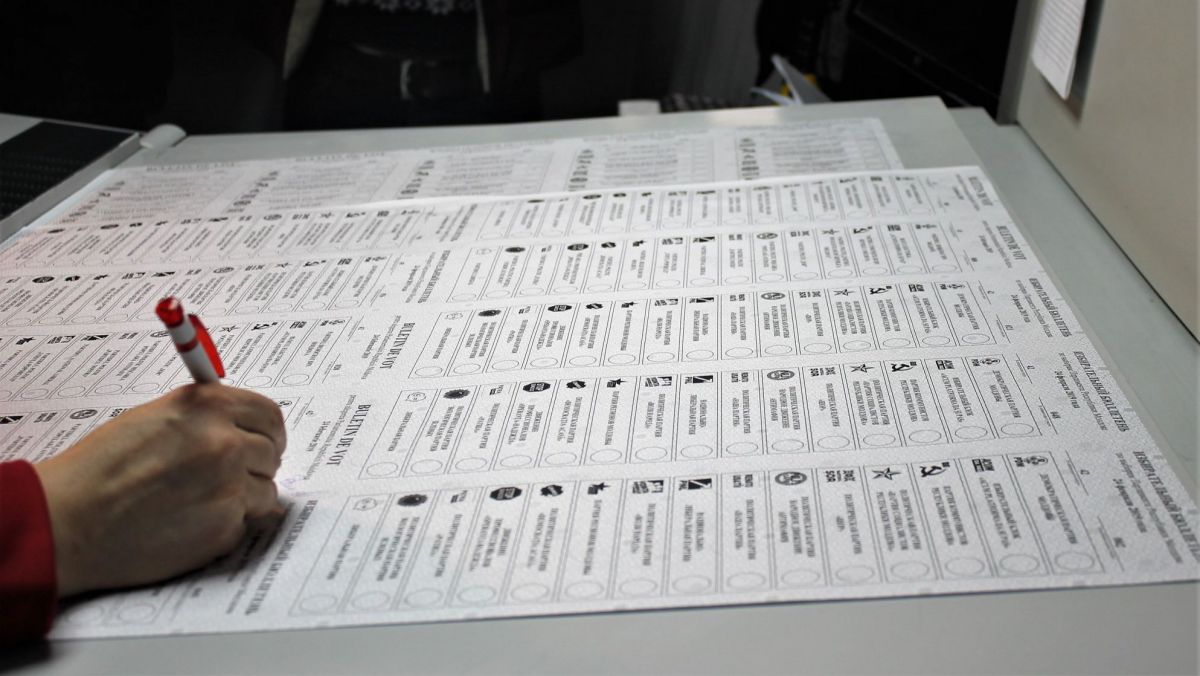 CEC caută soluția pentru a „înghesui” 61 de candidați în Consiliul Comrat, pe un buletin. Comisia a respins tiparul unei broșuri și caută o soluție