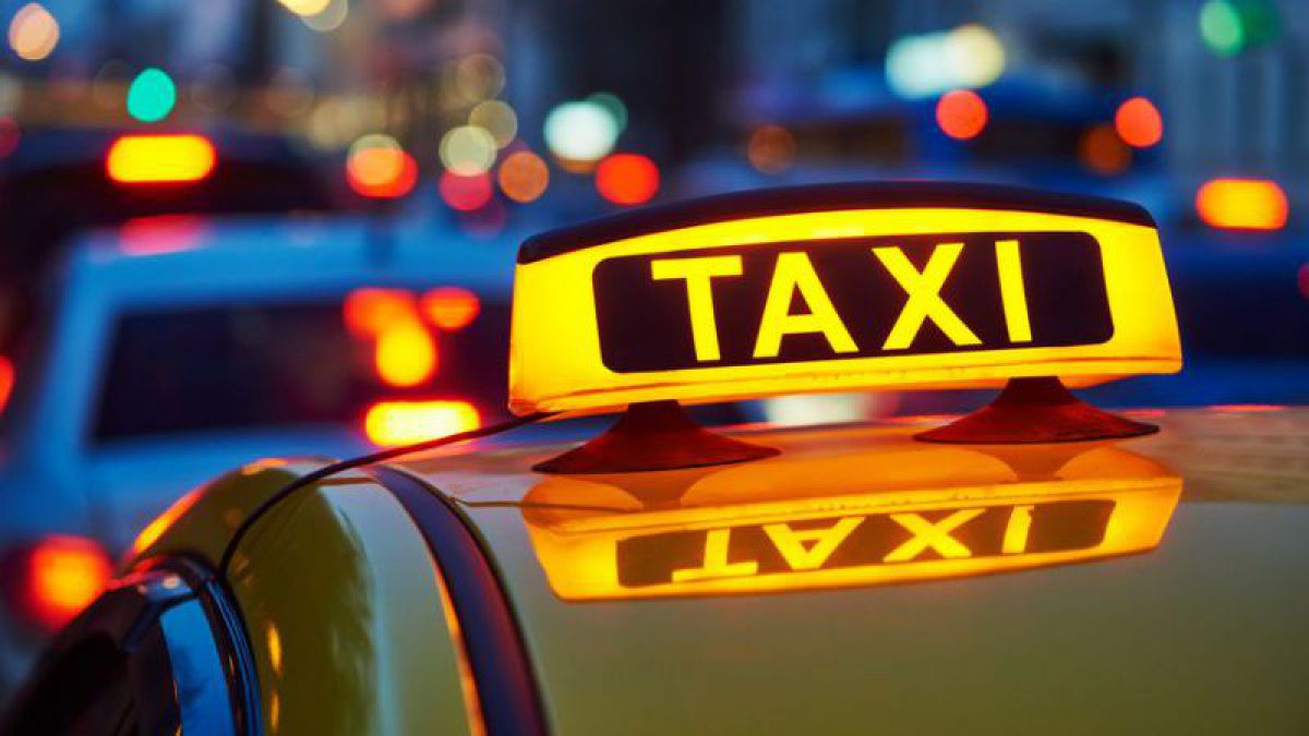 CNPC: Majoritatea firmelor de taxi din capitală nu sunt utilate pentru a putea transporta copii și persoane cu nevoi speciale. Iată ce spune legea