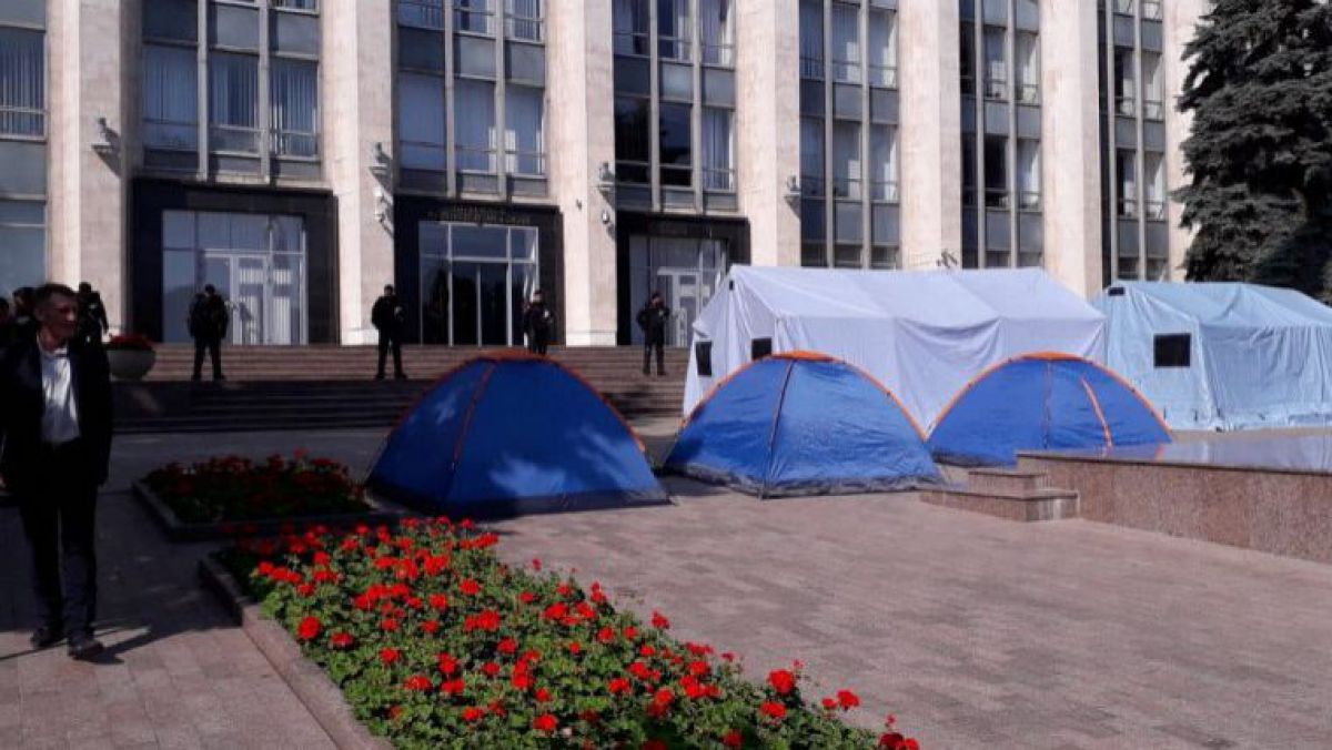 Candu o sfătuie pe Maia Sandu să nu intre în clădirea Guvernului