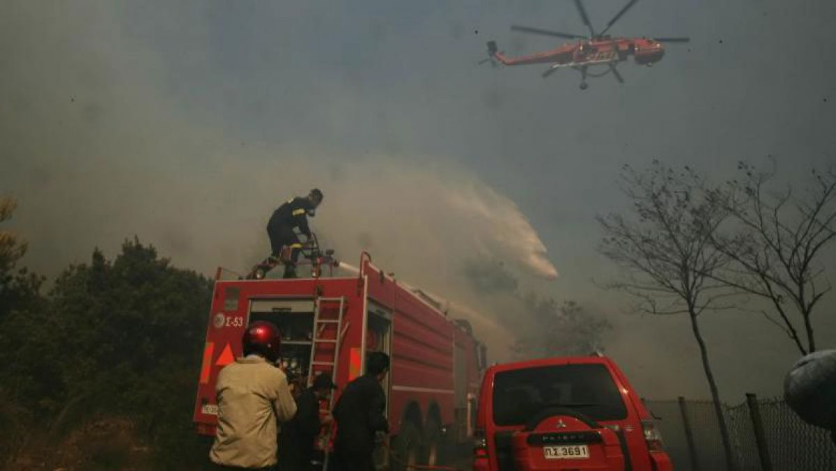 Caniculă, vânt și secetă, în Grecia. Pomperii luptă cu peste 50 de incendii