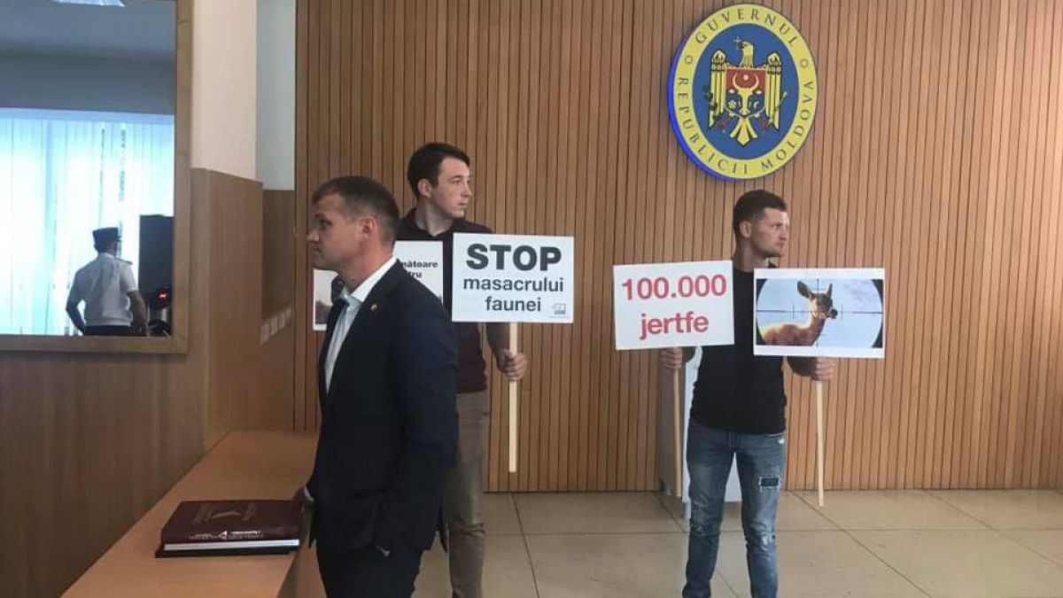 Cartea Roșie pentru Maia Sandu, salam de Moscova pentru Igor Dodon. USB a protestat în fața Guvernului (FOTO, VIDEO)