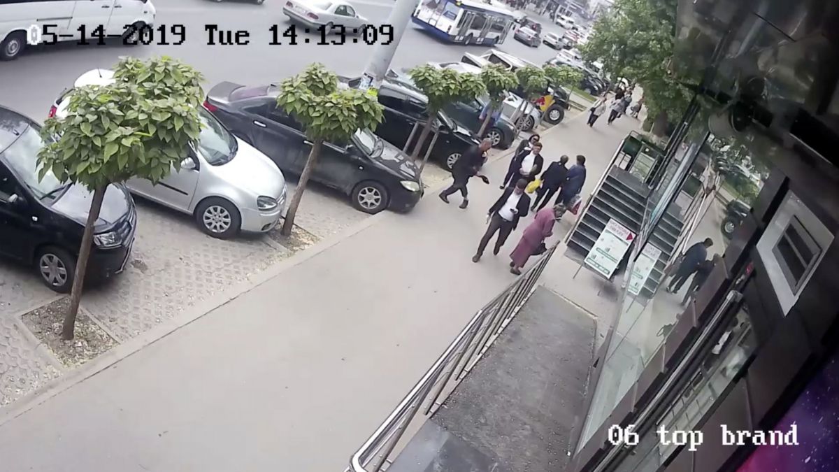 Caz șocant în Capitală: Două femei, lovite cu putere de un bărbat în plină stradă (VIDEO)