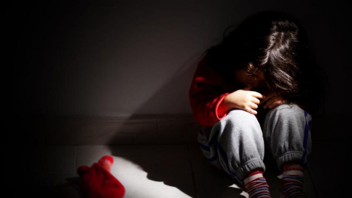 Cazuri de maltratare a copiilor, la Rezina și Călărași. În primul caz mama își împingea piciul la suicid, iar în al doilea - copila a fost bătută că n-ar fi făcut curățenie