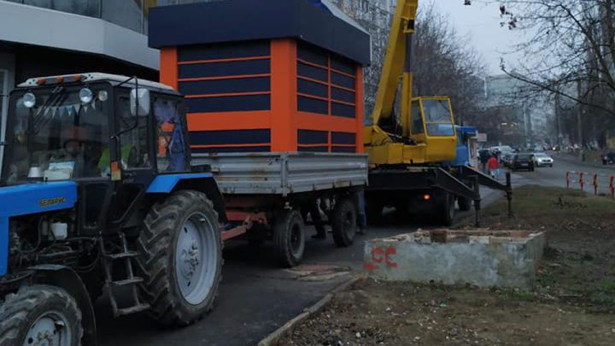 Ceban anunță că 45 de gherete cu țigări au fost evacuate din preajma școlilor. Vânzătorii vor fi plătiți de primărie până nu-și găsesc de lucru