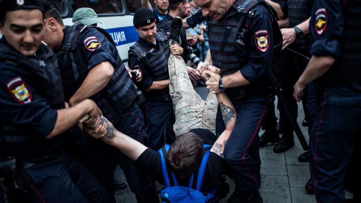 Cel puţin 400 de manifestanţi în sprijinul jurnalistului Golunov au fost arestaţi la Moscova
