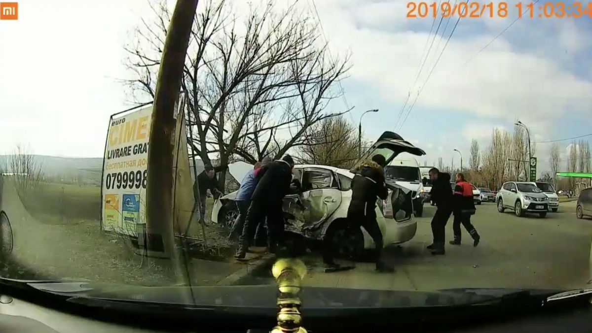 Chișinău: Un tânăr, la volanul unui BMW, ar fi trecut la roșu și s-a izbit violent într-o Toyota (FOTO, VIDEO)