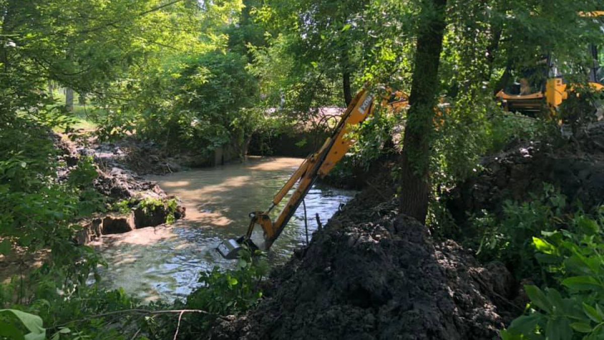 Chișinăul va scăpa de problema inundațiilor? Peste 200 de mașini de nămol evacuat din sistemele de scurgere (FOTO)