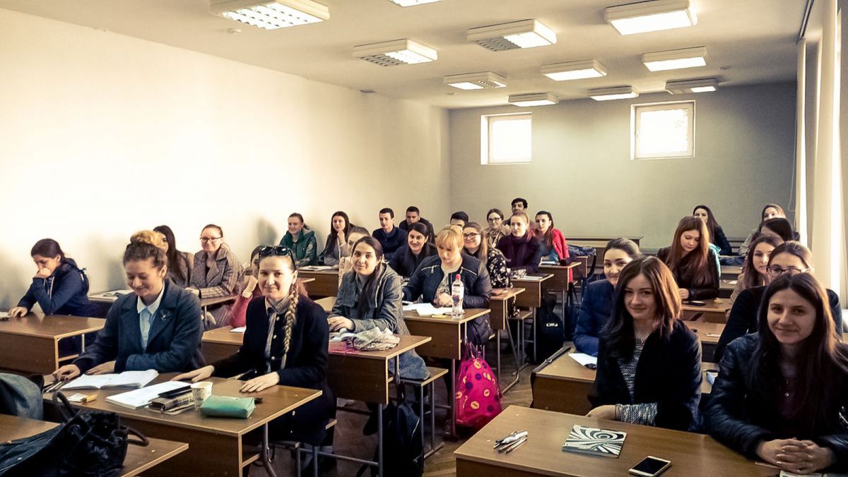 Cinci călătorii cu microbuzul sau trei pâini. Statul majorează bursele studenților cu 15-60 de lei (INFOGRAFIC)