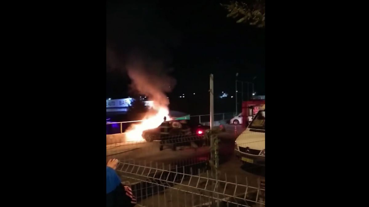 Ciocana: Un automobil a luat foc în apropierea unei stații peco (VIDEO)