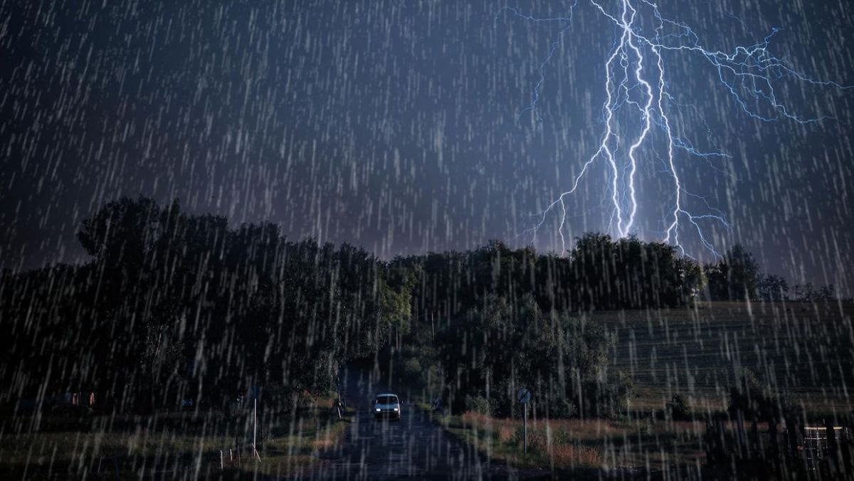 Cod galben de instabilitate atmosferică: Meteorologii prognozează averse puternice cu grindină și rafale de vânt
