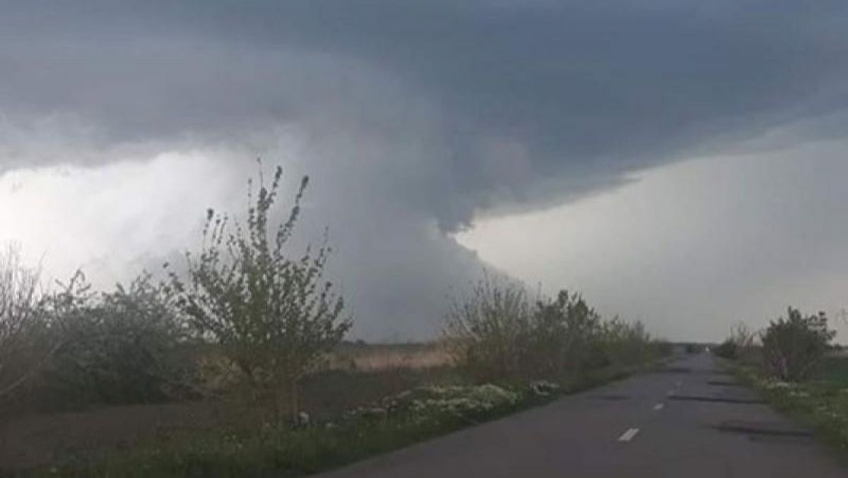Cod roșu furtună și avertizare de tornadă în România. Furtuna ar putea să ajungă până în Moldova