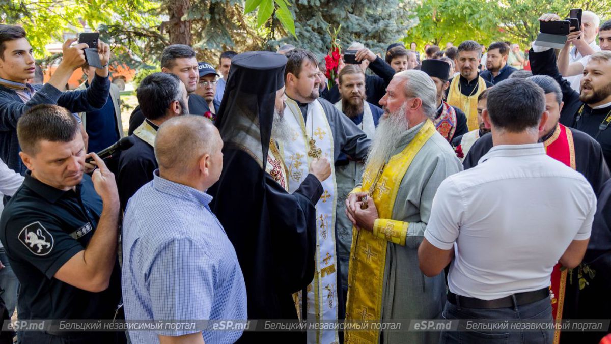 Comemorare cu scandal la Bălți: Preoții Mitropoliei Basarabiei și Moldovei nu au putut împărți slujba de pomenire (VIDEO)