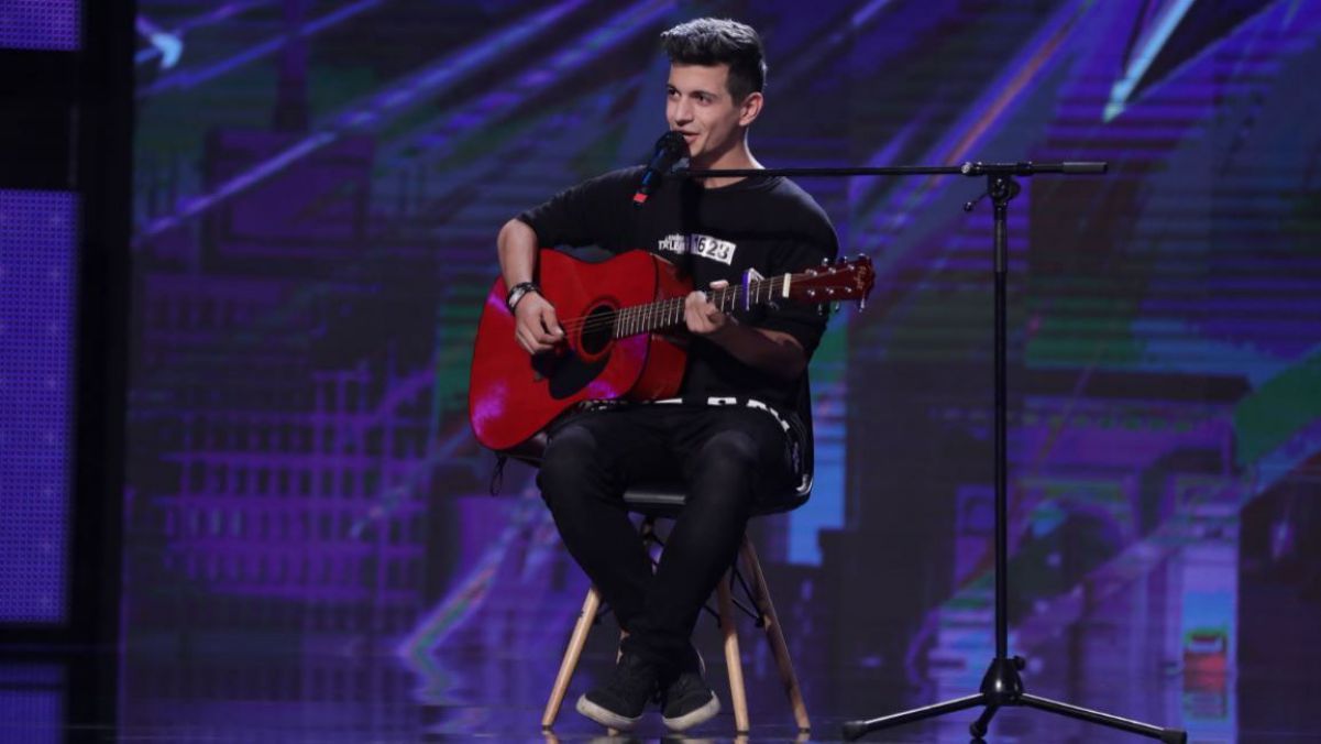 Cu o voce caldă și o chitară. Așa a cucerit un tânăr de la Chișinău juriul de la „Românii au talent” (VIDEO)