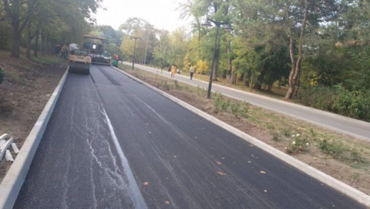 Cu un cost de două milioane de lei, a fost reabilitată a doua alee principală din Parcul „Valea Trandafirilor”