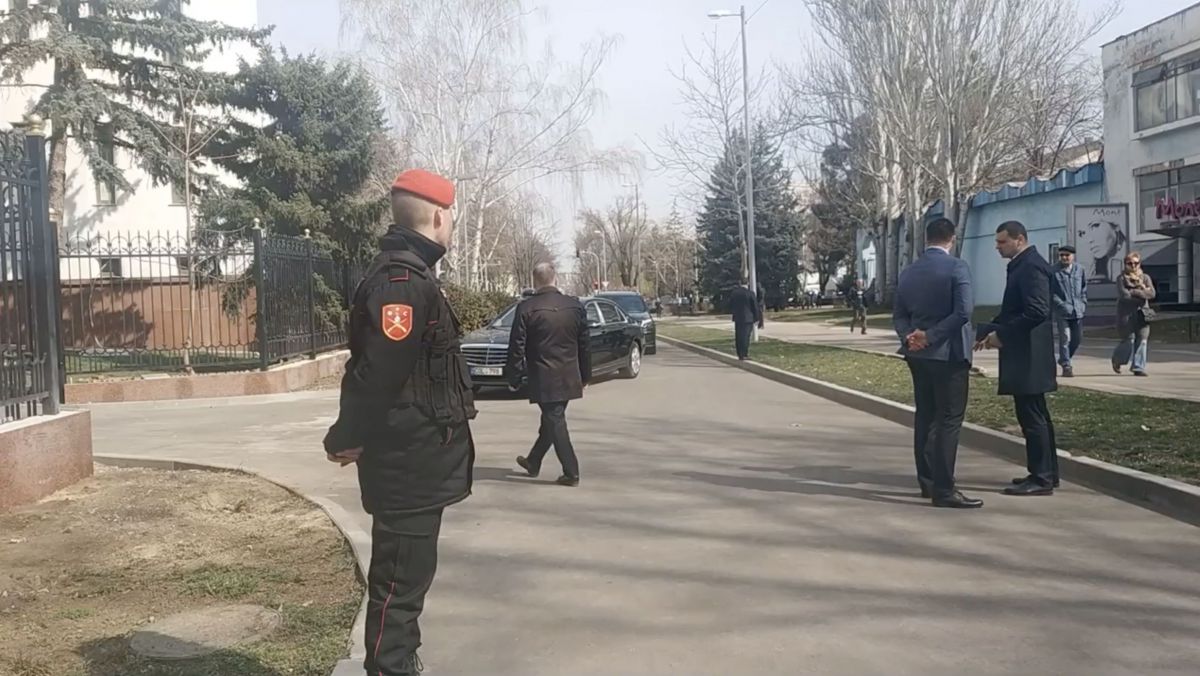 Cum a venit Plahotniuc la ședința Parlamentului. Cu mașina până în prag, păzit de zeci de agenți de securitate (VIDEO)
