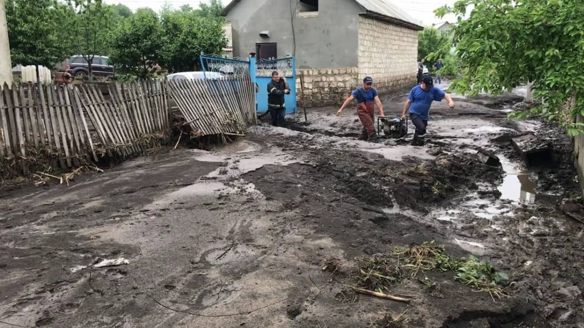 Cum arată mai multe gospodării din Șoldănești, afectate de inundații (FOTO)