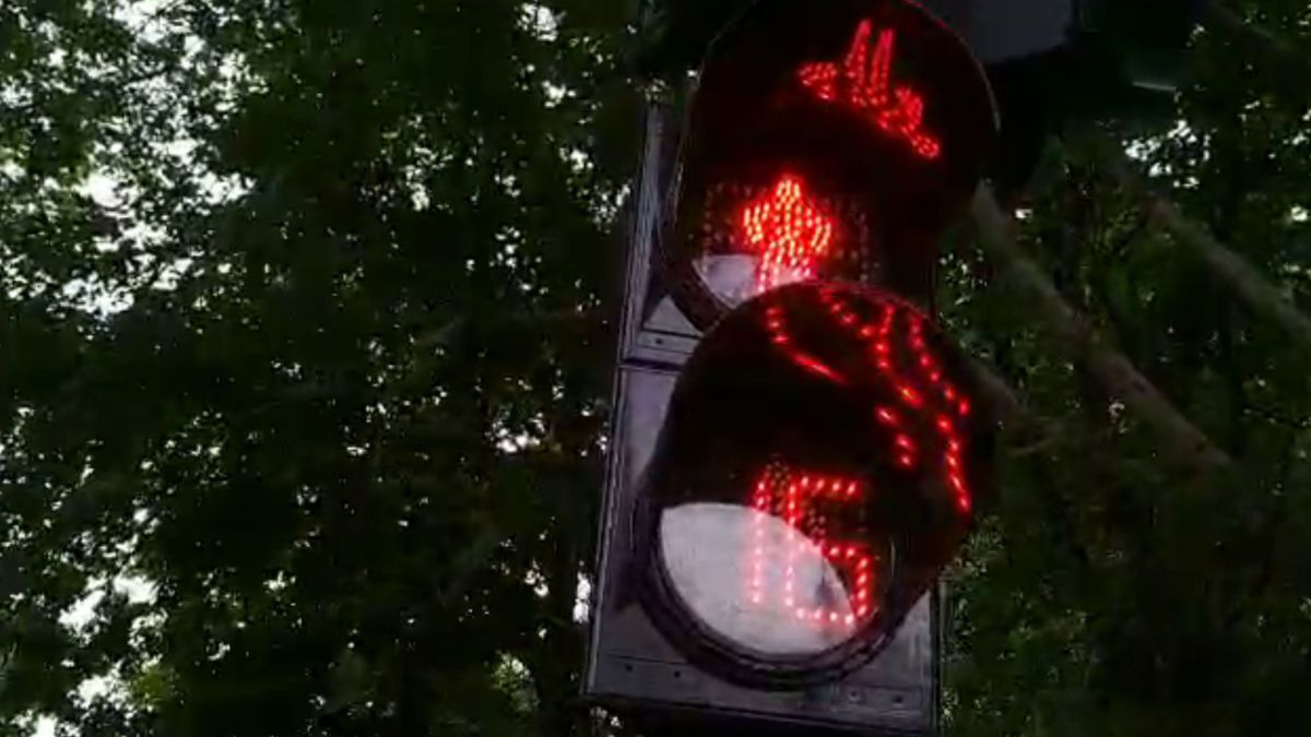 „Vine timpul pentru traversare”. Cum funcționează un semafor sonor din Chișinău (VIDEO)