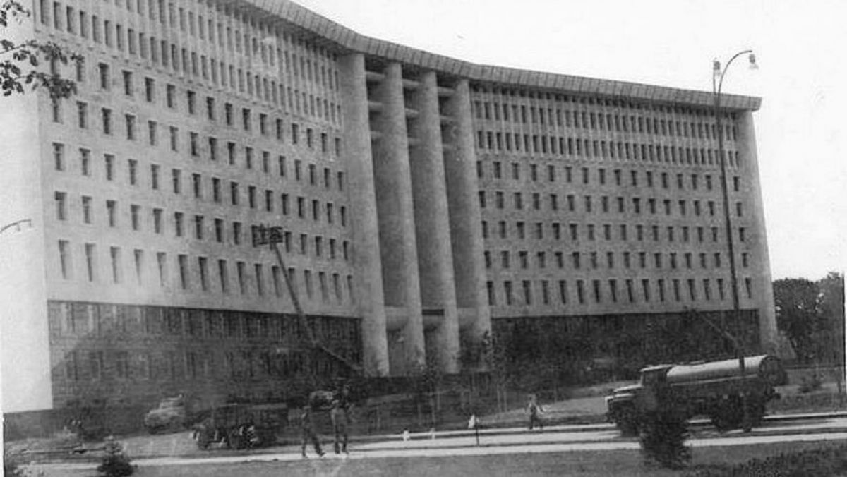 Fotografii istorice: Cum s-a construit clădirea Parlamentului Republicii Moldova (FOTO)
