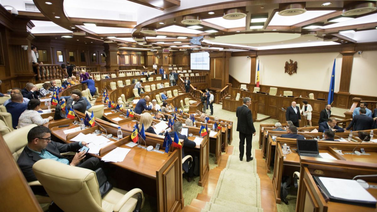 Curtea Constituțională, în componență deplină: Magistrații au depus jurământul la Parlament (VIDEO)