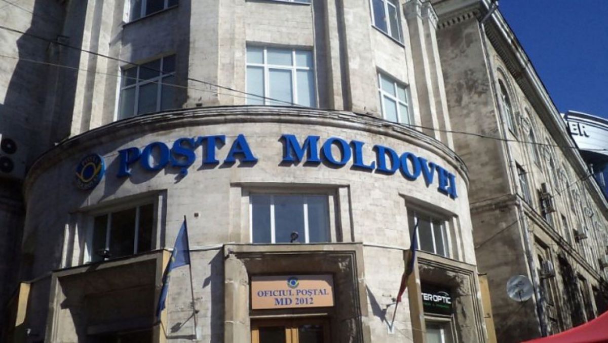 De ce se aruncă pachete la Poșta Moldovei? Răspunsul instituției, după ce angajații au fost surprinși într-o asemenea ipostază (VIDEO)