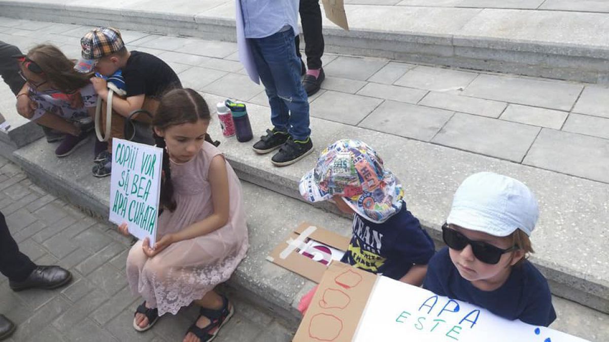 De ziua lor, zeci de copii au participat la un protest. Au cerut apă fără viermi (FOTO)