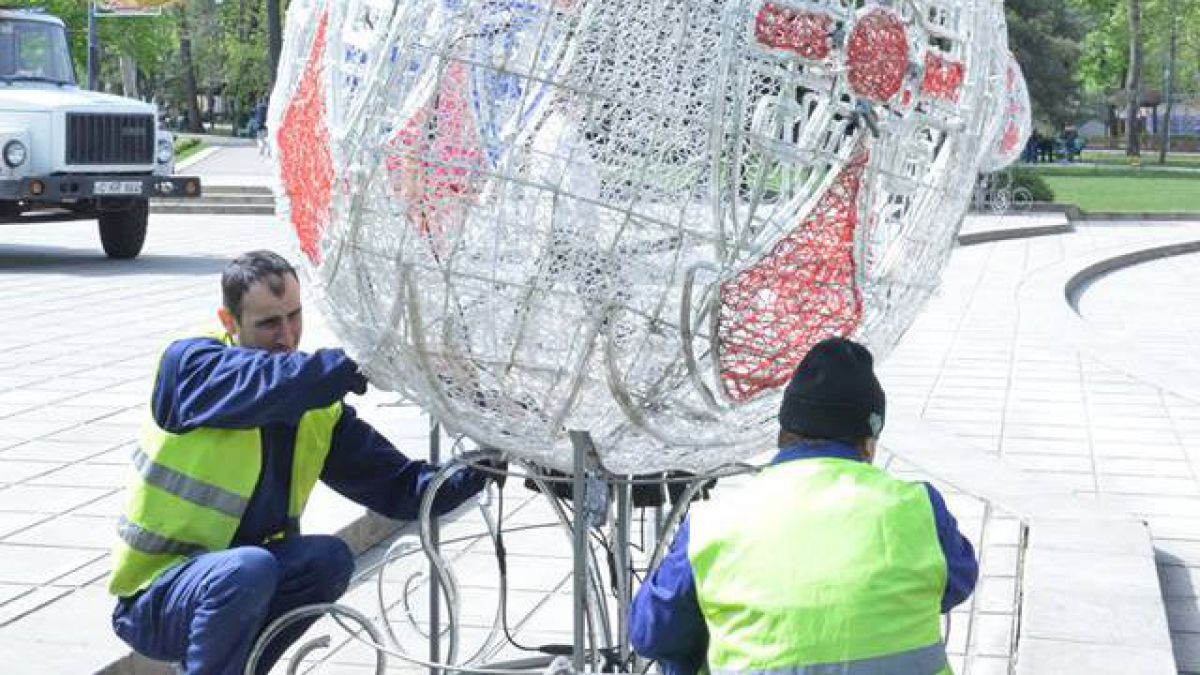 Decorul pascal nu va lipsi nici în acest an din centrul capitalei. Autoritățile municipale au început amenajarea zonei (FOTO)