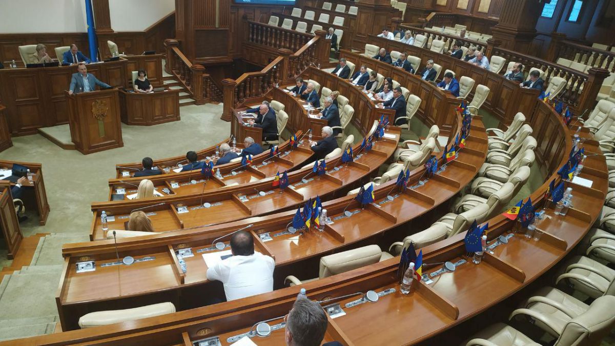 Democrații au părăsit plenul Parlamentului, înainte de votul în favoarea demiterii lui Harunjen