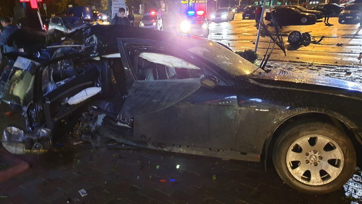 Detalii despre accidentul de lângă ASEM: Șoferul BMW și doi pasageri, transportați la spital