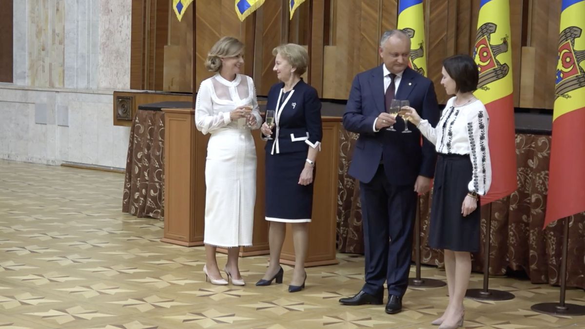 Dodon, discurs de Ziua Independenței și șampanie cu Sandu, Greceanîi și prima doamnă (VIDEO)