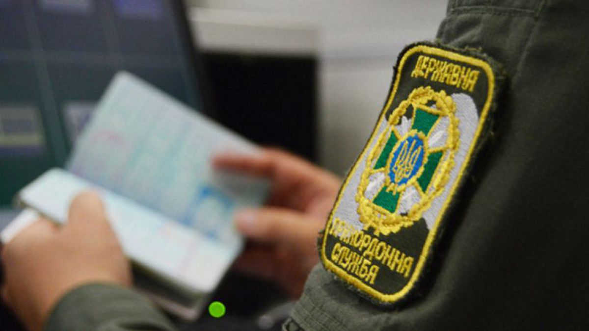 Doi moldoveni, interziși în Ucraina pentru trei ani după ce au vrut să treacă granița având la ei panglica Sf. Gheorghe