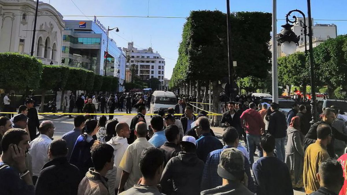 Douăzeci de oameni au fost răniți într-un atentat sinucigaș comis de o femeie, la Tunis