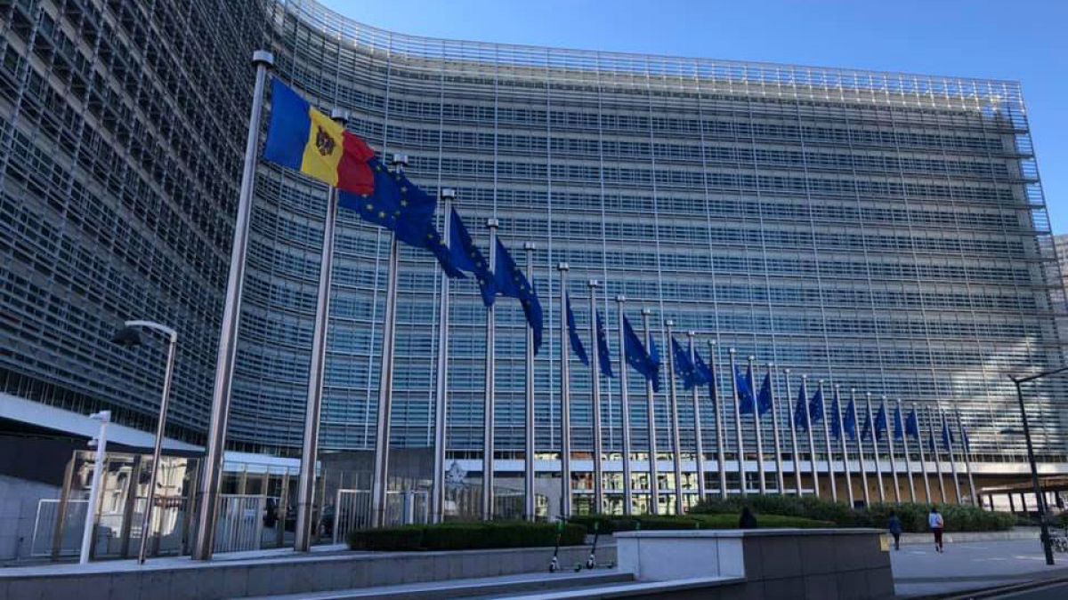 Drapelul Republicii Moldova, arborat în fața Comisiei Europene (FOTO)