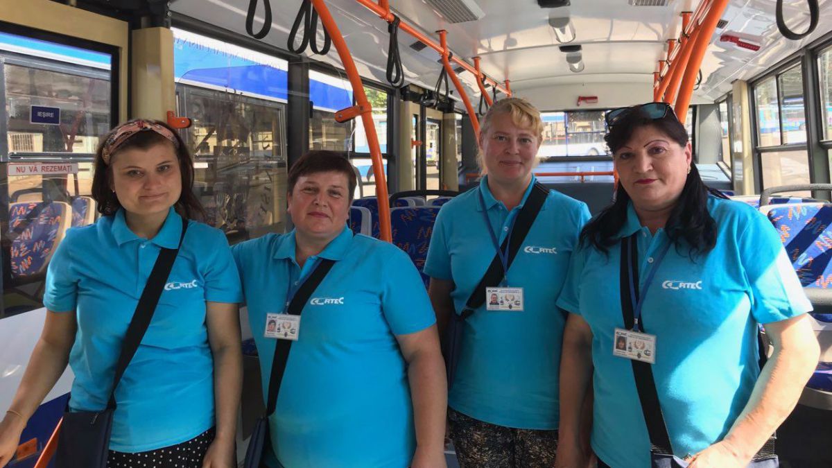 După schimbarea biletelor, a venit rândul taxatorilor din troleibuze: Aceștia au primit uniforme noi (FOTO)