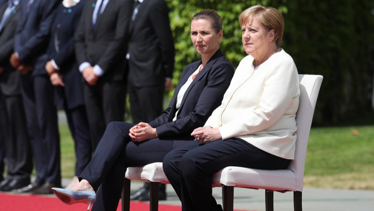 După episoadele de tremurat, Angela Merkel a încălcat protocolul şi a stat jos la ceremonia de primire a prim-ministrei daneze