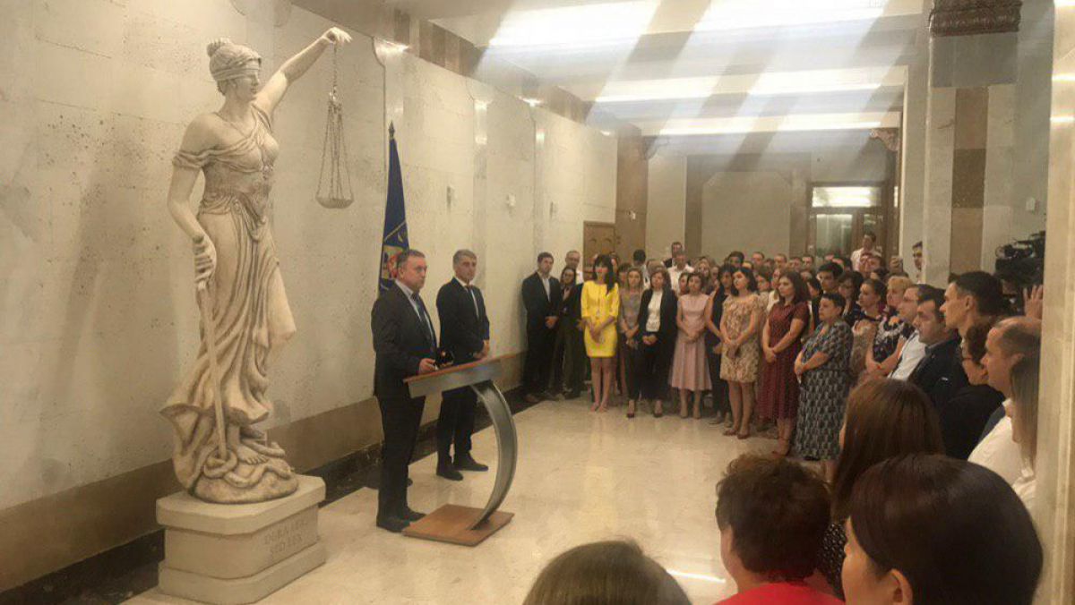 Eduard Harunjen, aplaudat de foștii colegi de la Procuratura Generală, după ce și-a dat demisia (VIDEO)
