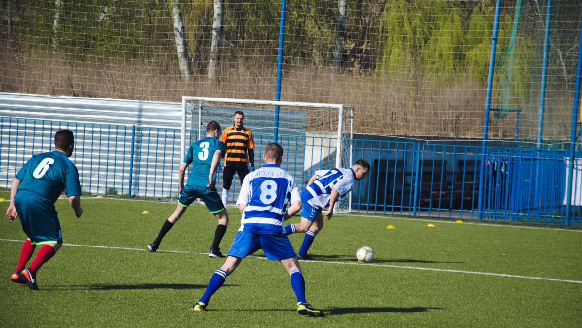 Ei joacă fotbal în campanii caritabile și învață engleza împreună. Se întâmplă într-o companie din Chișinău