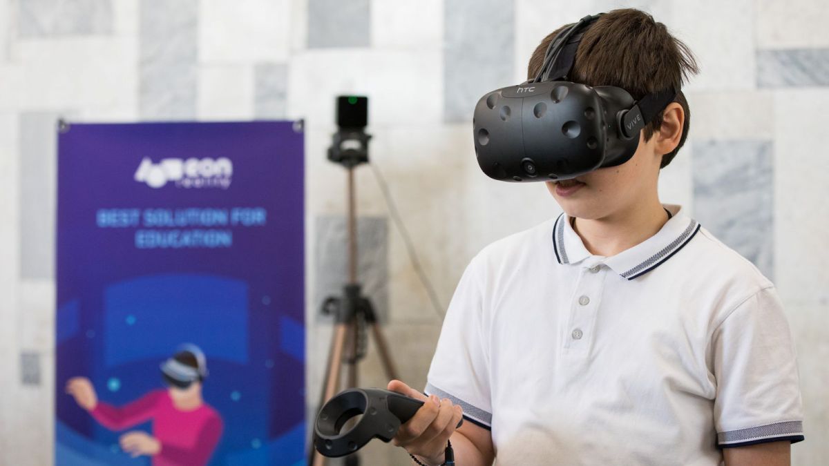 Elevii din Moldova își vor pregăti de mici competențele digitale în „Clasa Viitorului”. Pavel Filip: „Îmi doresc ca școlile să producă creieri”
