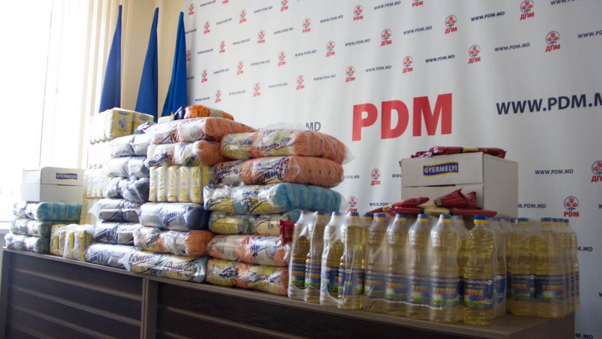 FOTO. Democrații au început să împartă pomeni electorale? Crupe și ulei, oferite locuitorilor de la Botanica