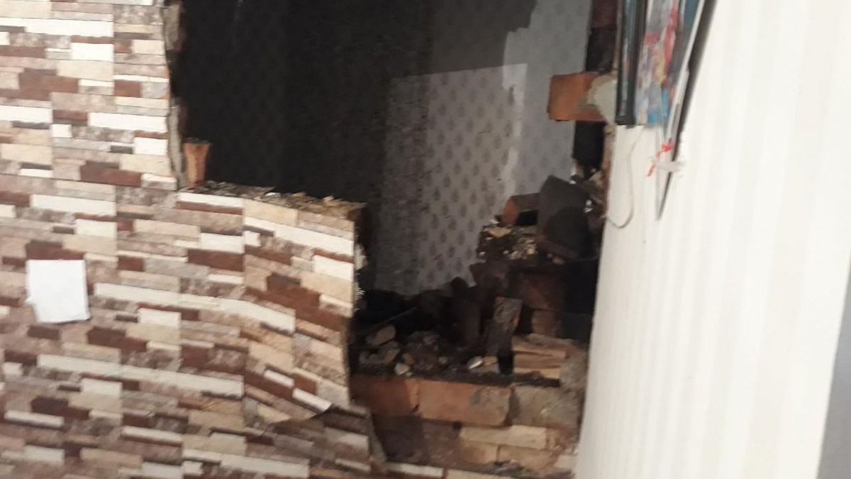 FOTO. Explozie într-o casă din Criuleni: Doi copii s-au ales cu arsuri și traume, după ce au încercat să aprindă focul în sobă cu benzină