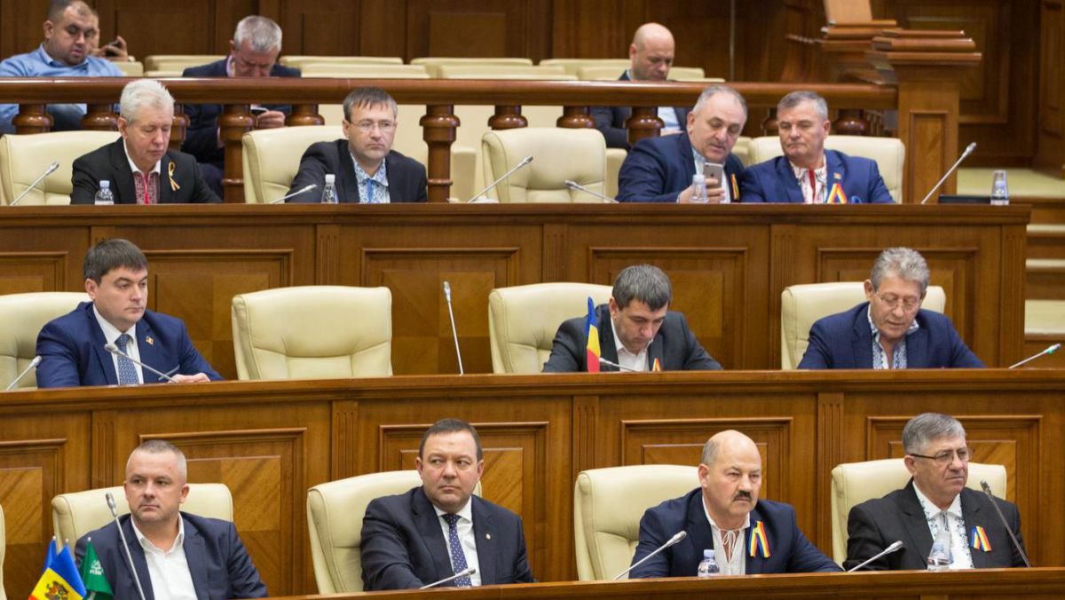 FOTO. Liberalii au venit la ședința Parlamentului în cămăși tradiționale, în pragul Zilei Naționale a României