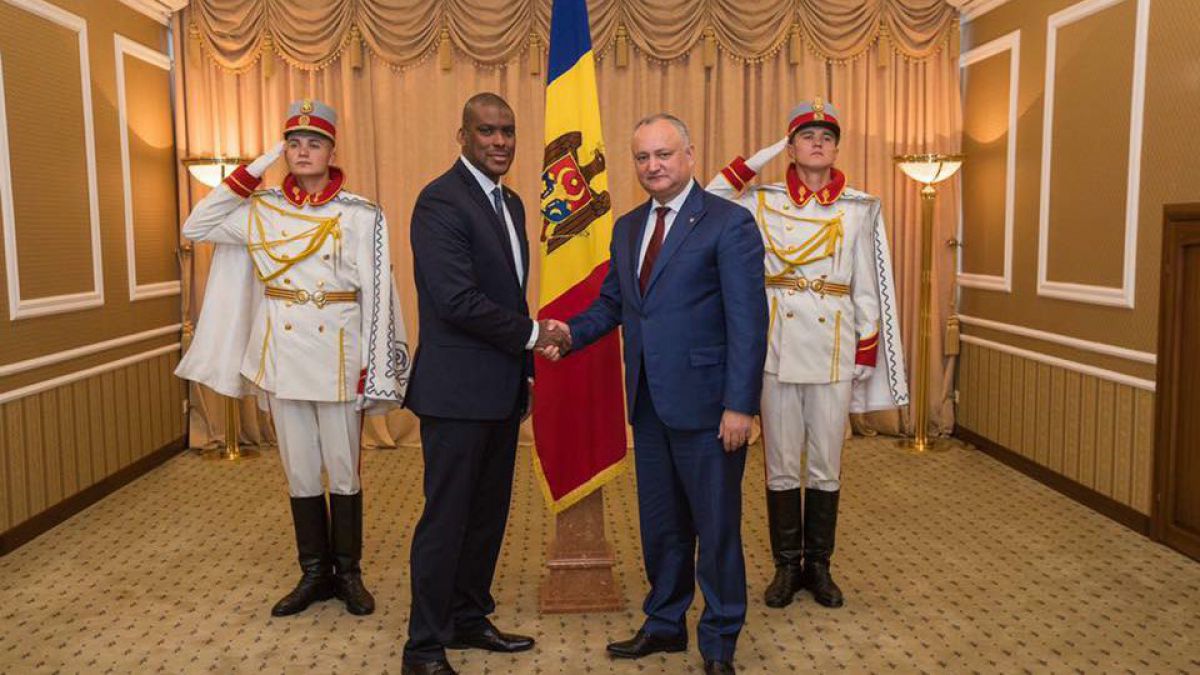 FOTO. Ambasadorul SUA a prezentat scrisorile de acreditare președintelui Dodon